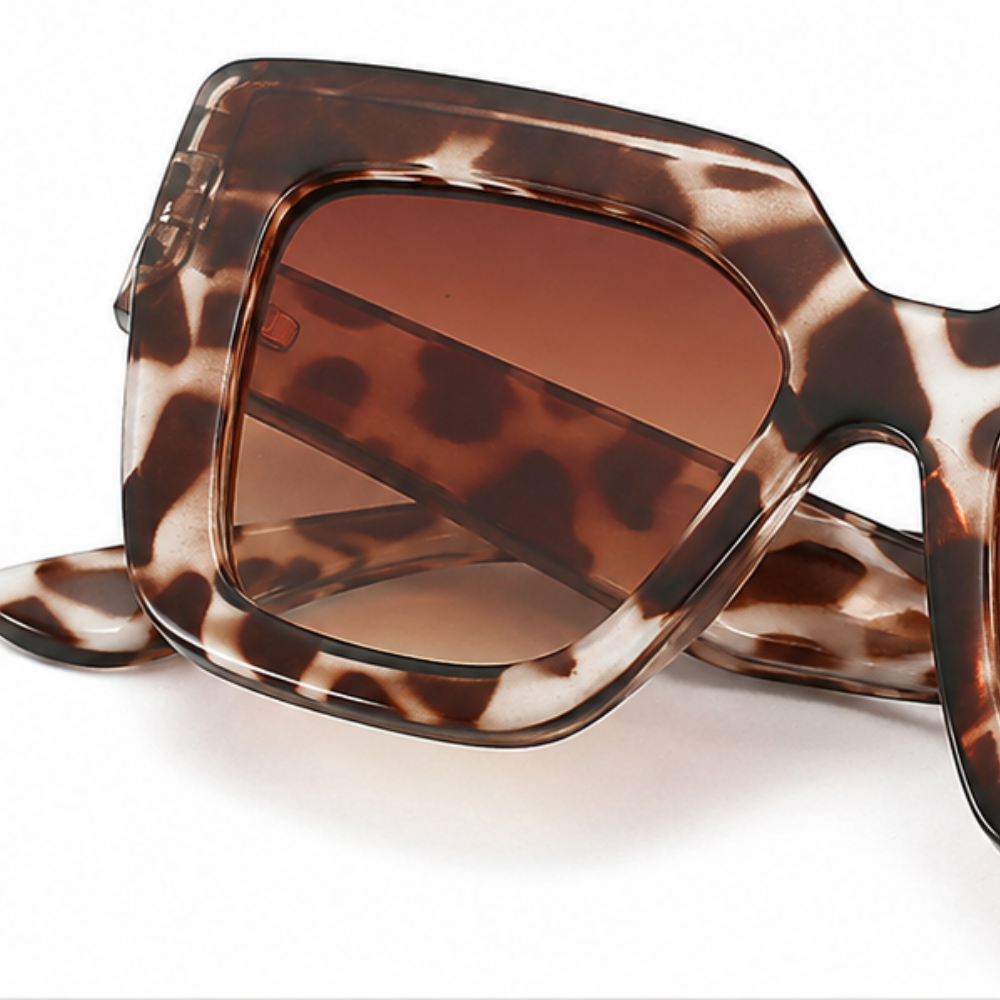 Wearbella – The Square Frame That Finishes Any Look