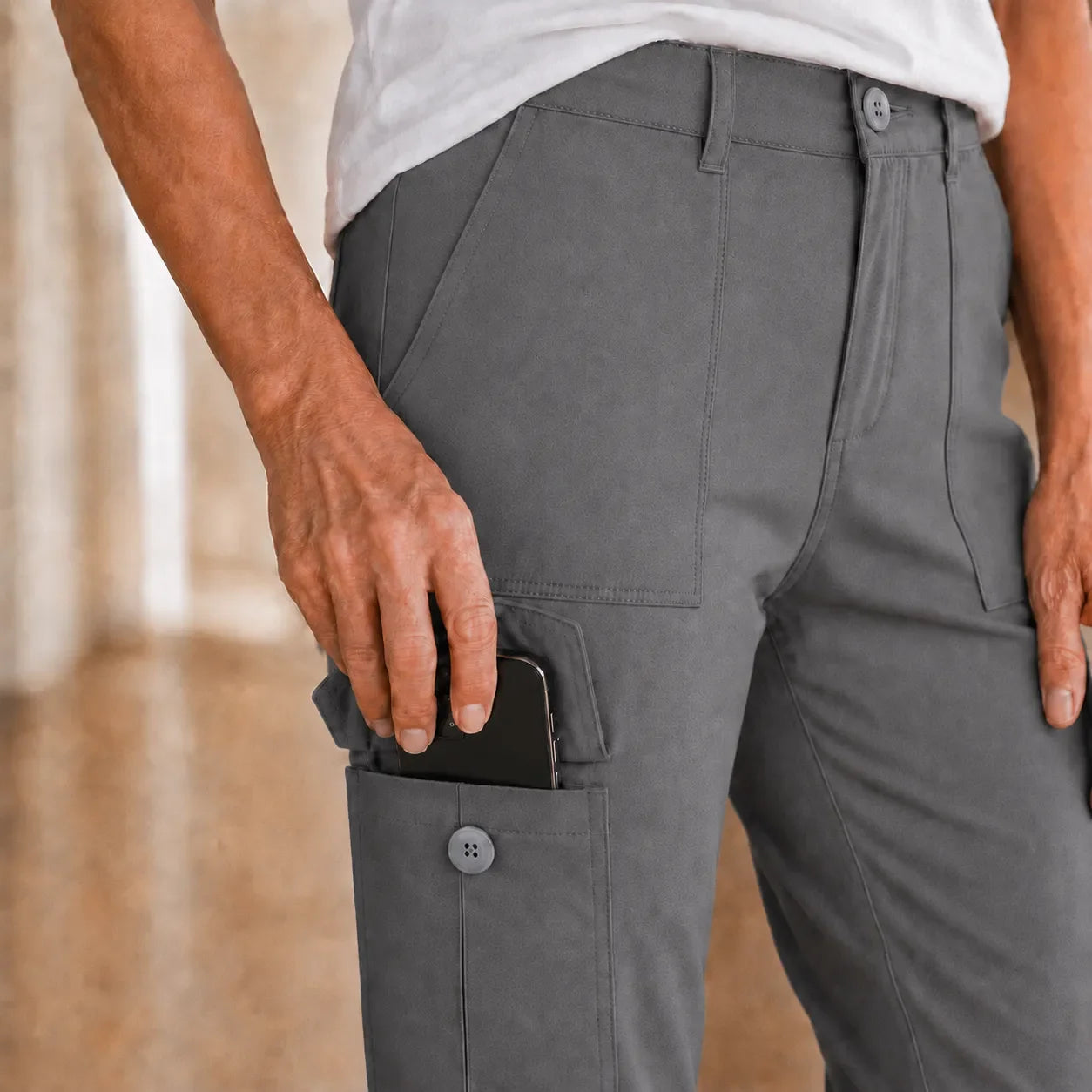 Caliva – Cropped Cargo Capri Pants with Cuffed Hem and Pockets